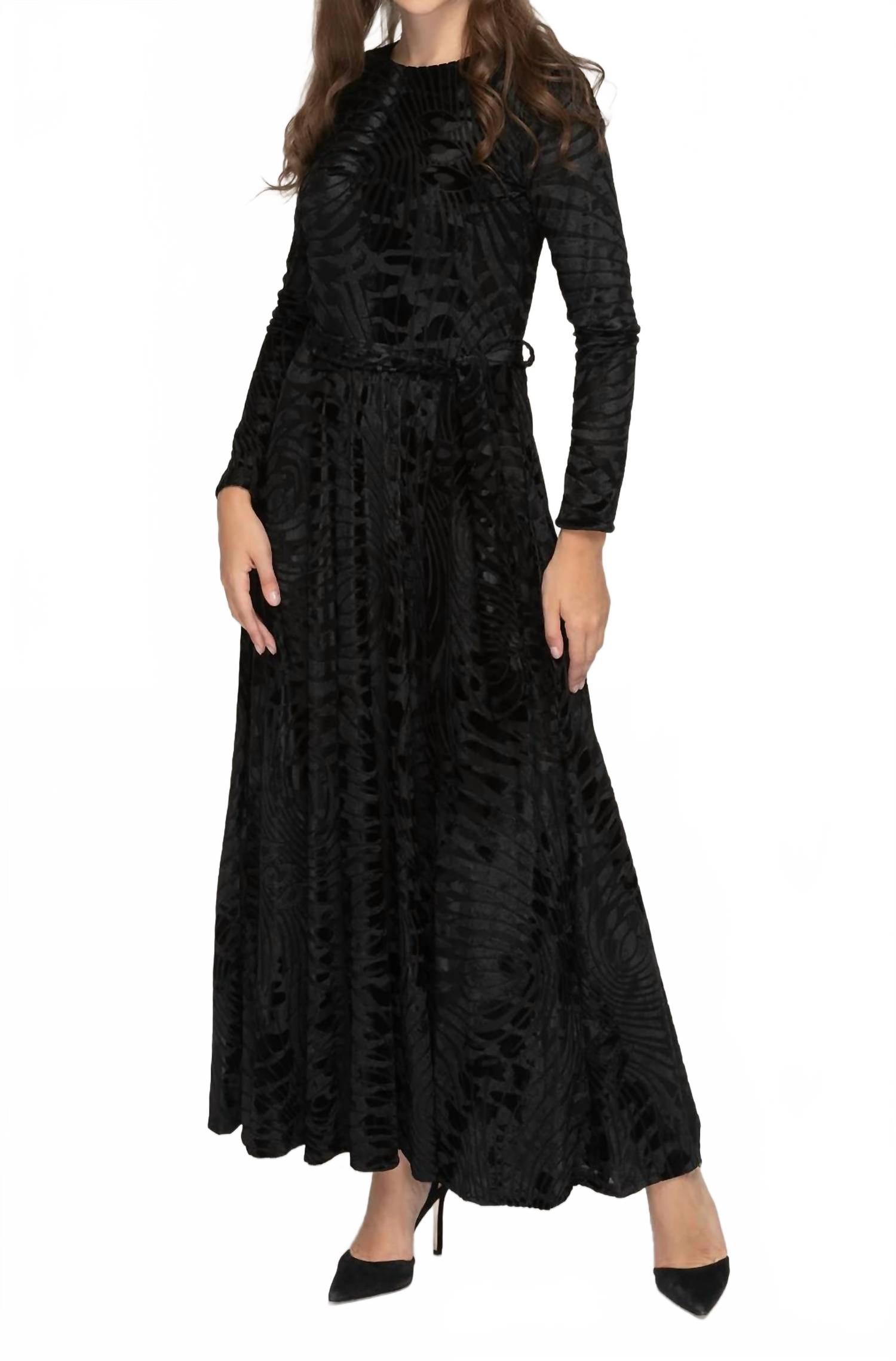 

KMW Бархатное струящееся макси-платье с вихревым узором, черного цвета