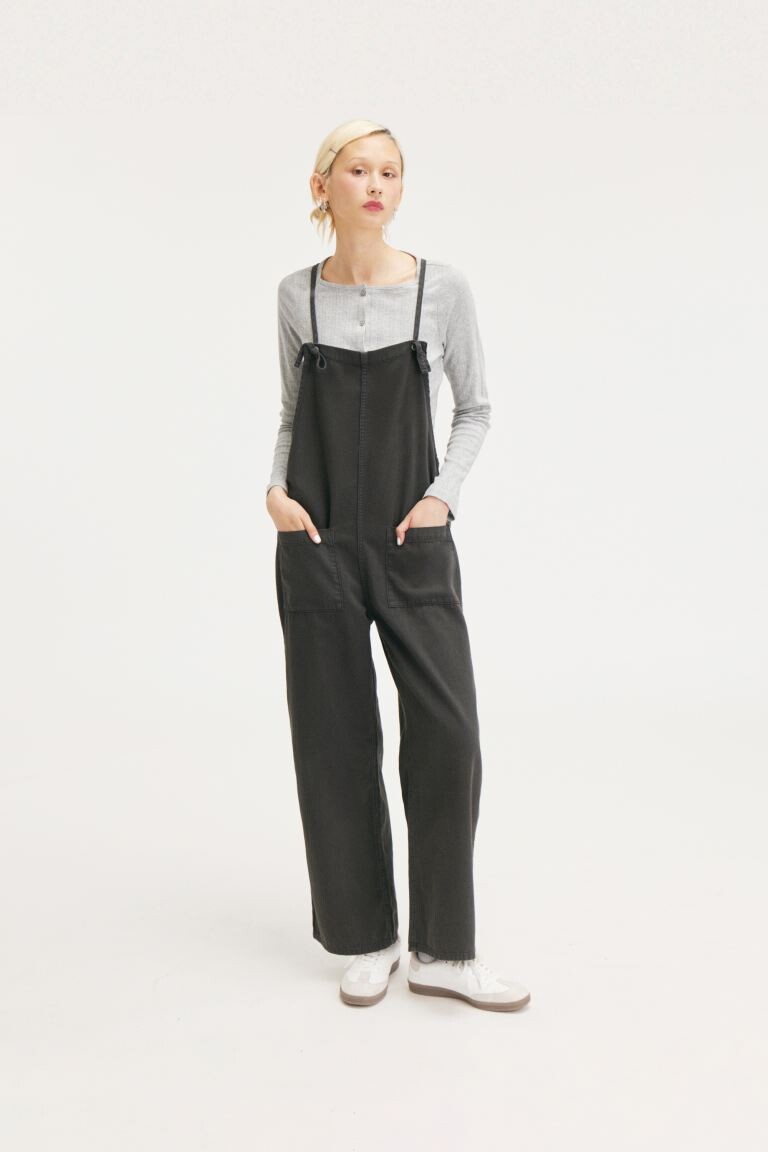 

Джинсовый комбинезон с завязкой Monki, черный