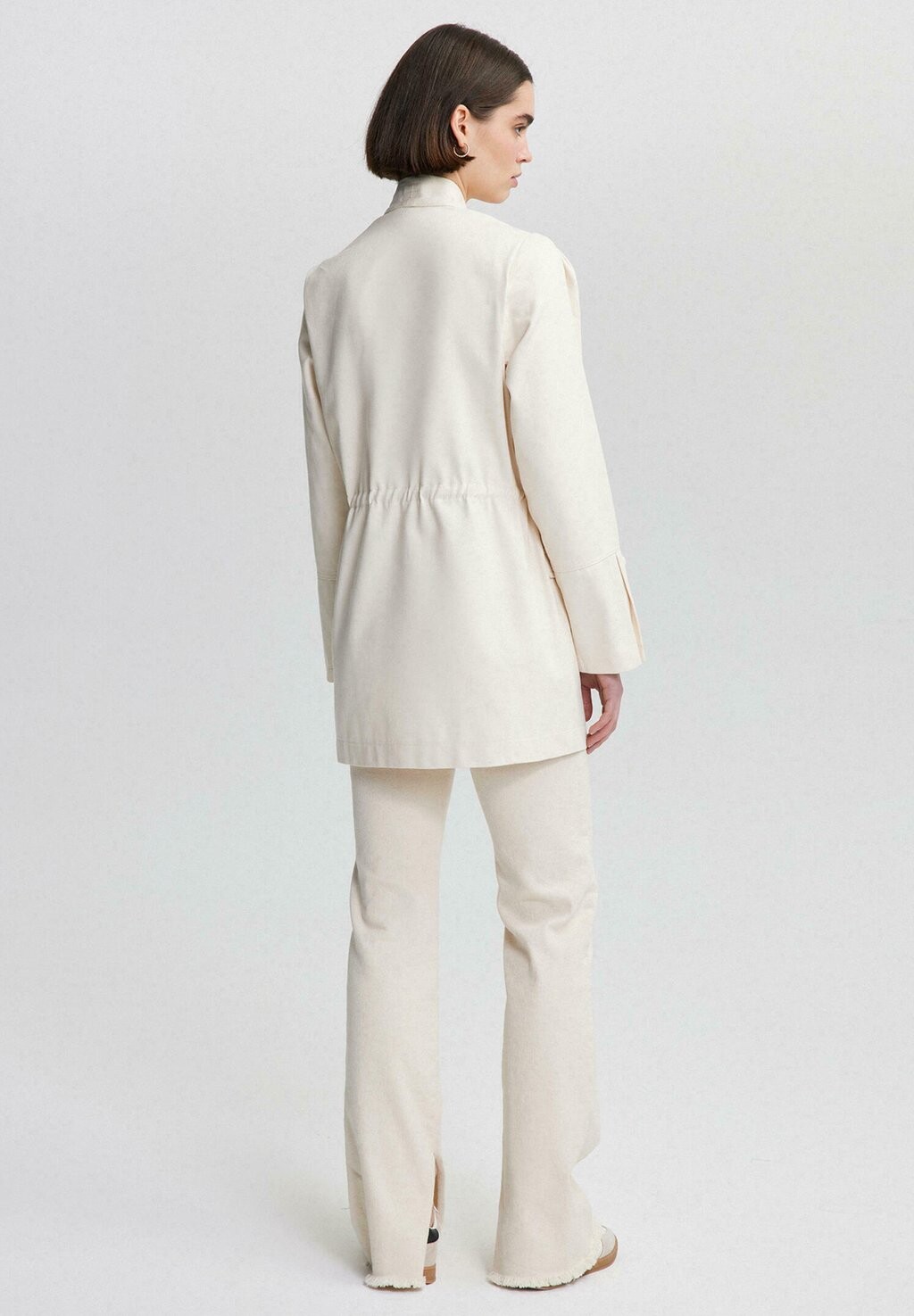 

Короткое пальто With Gathered Waist Touché Privé, бежевое