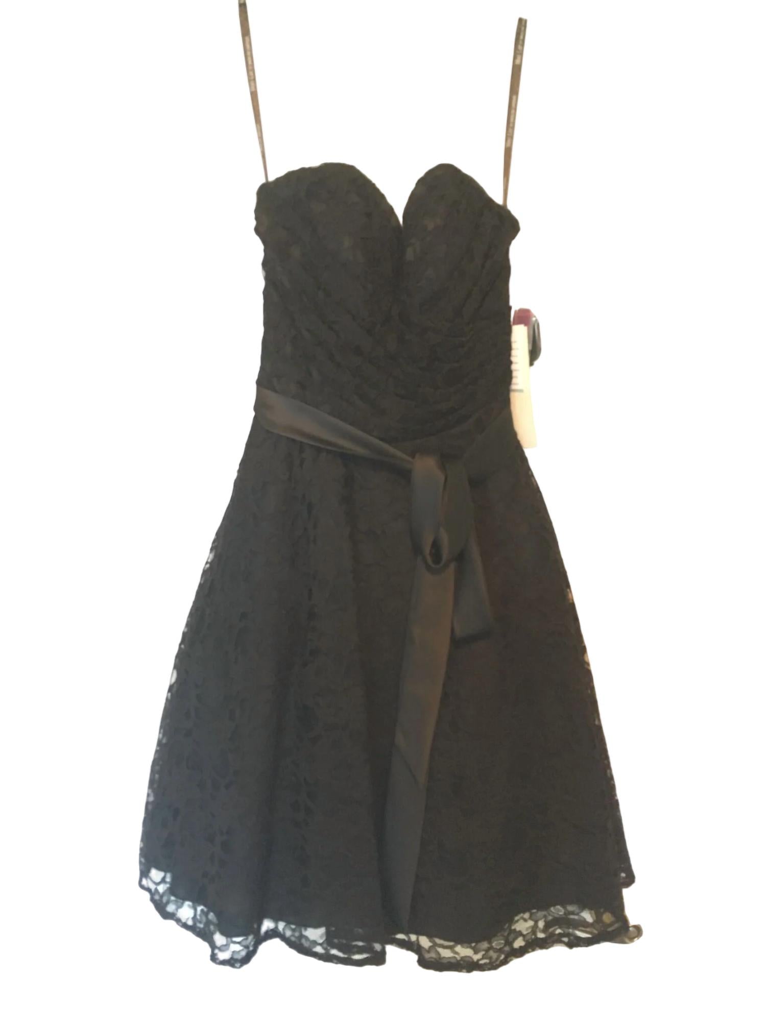 

Женское коктейльное платье с кружевной отделкой в черном цвете MORILEE