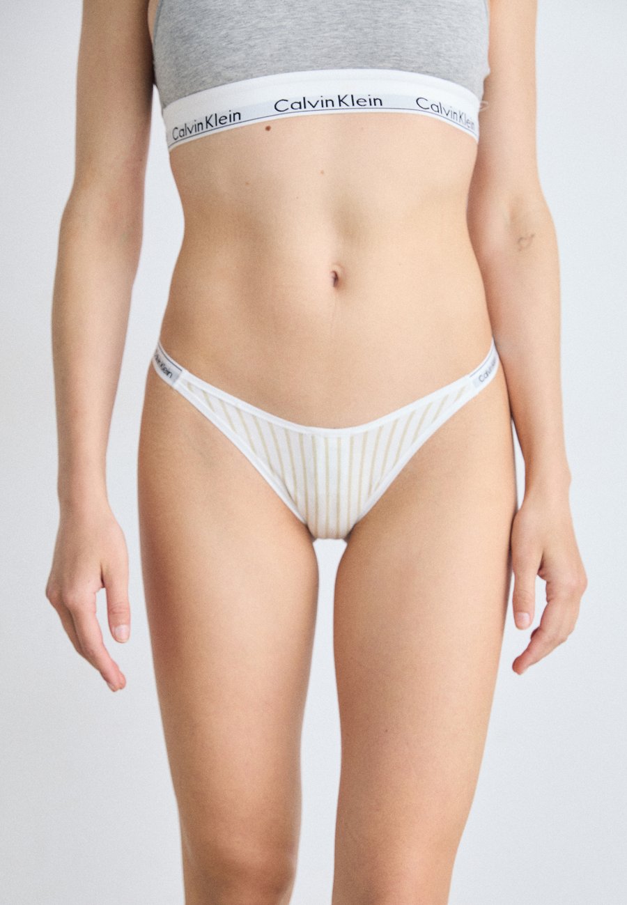 

Трусы Calvin Klein Underwear DIPPED STRING THONG ICON LOGO, Steady/Pelican/Off-White