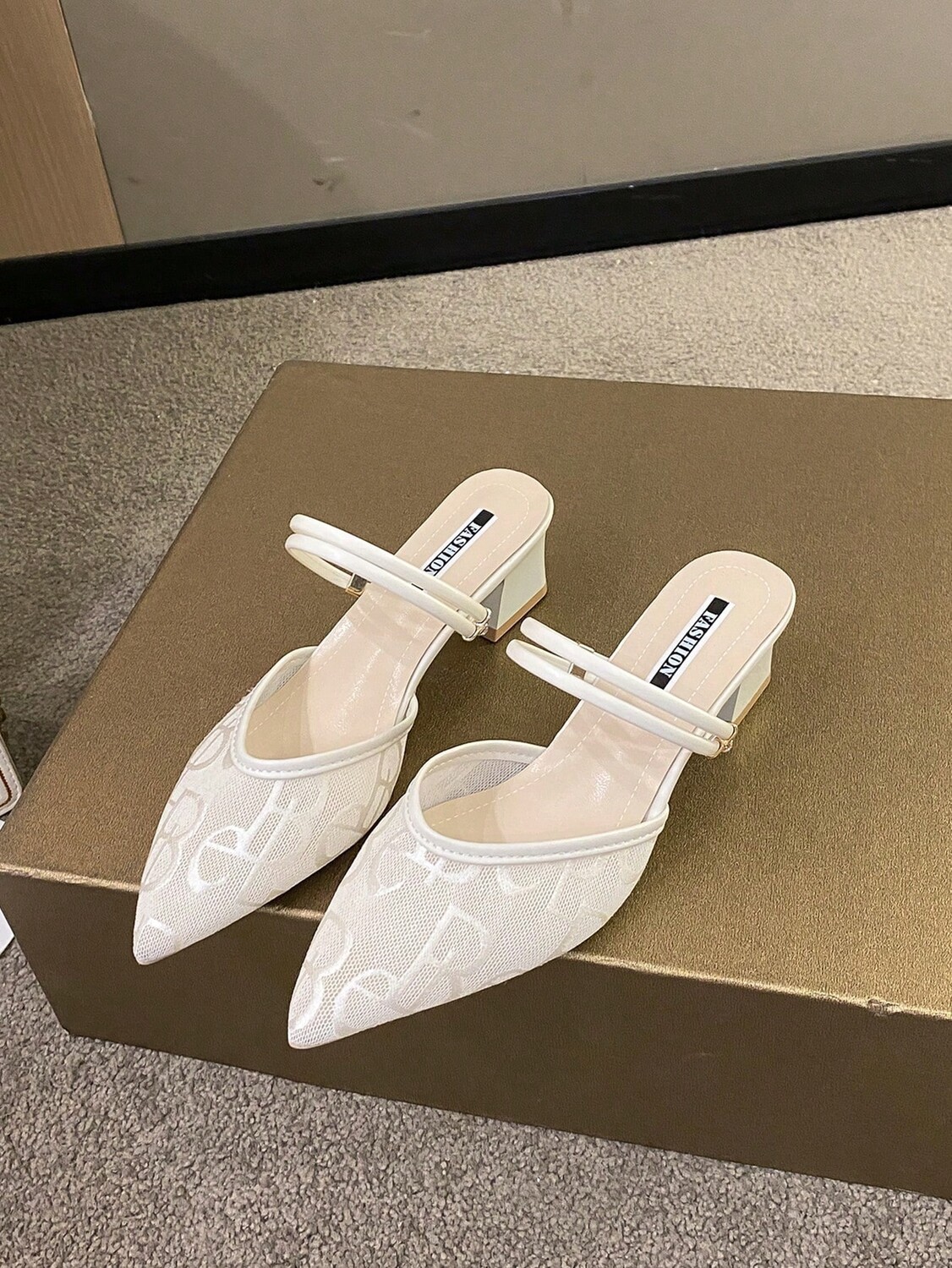 

Толстые каблуки с заостренными концами, вышитая сетка для вечеринок для дам, белый