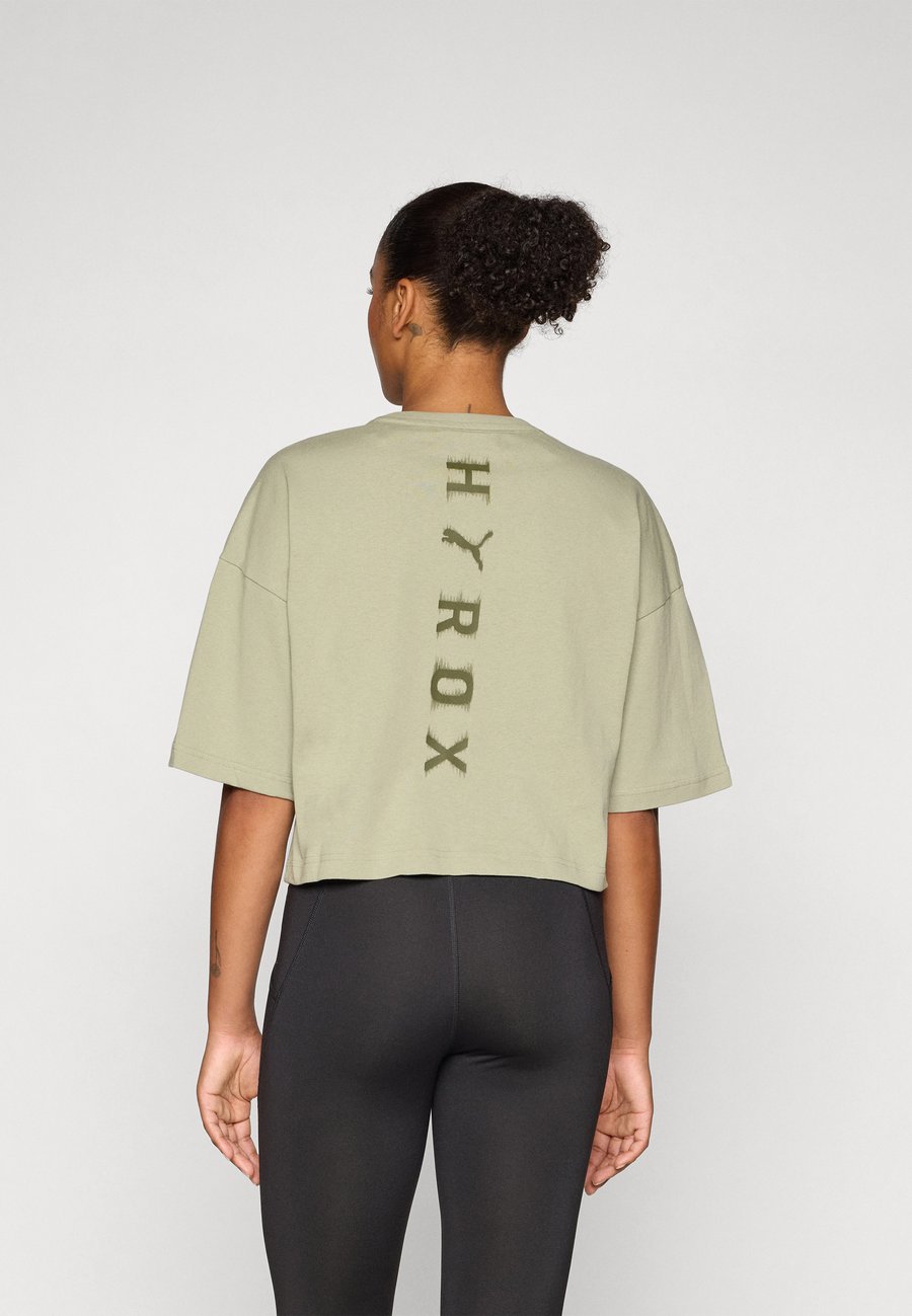 

Спортивная футболка Puma HYROX CROPPED LIFESTYLE TEE, Lux Army/Beige