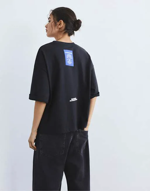 

Темно-синяя футболка Pull&Bear с вышитой этикеткой и надписью