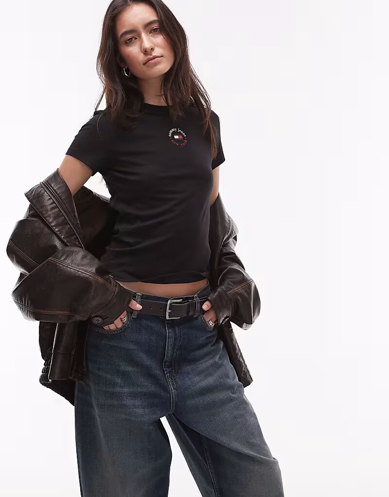 

Футболка Tommy Jeans с центральным круглым логотипом черного цвета
