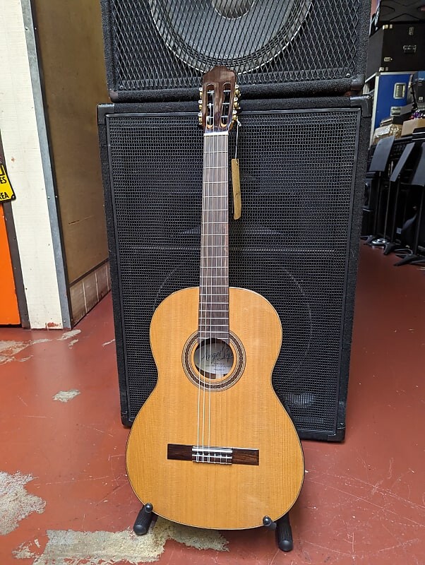 

Акустическая гитара High Quality Angel Lopez Mazuelo Solid Cedar Top Classical Guitar - Looks Fantastic - Sounds Excellent!