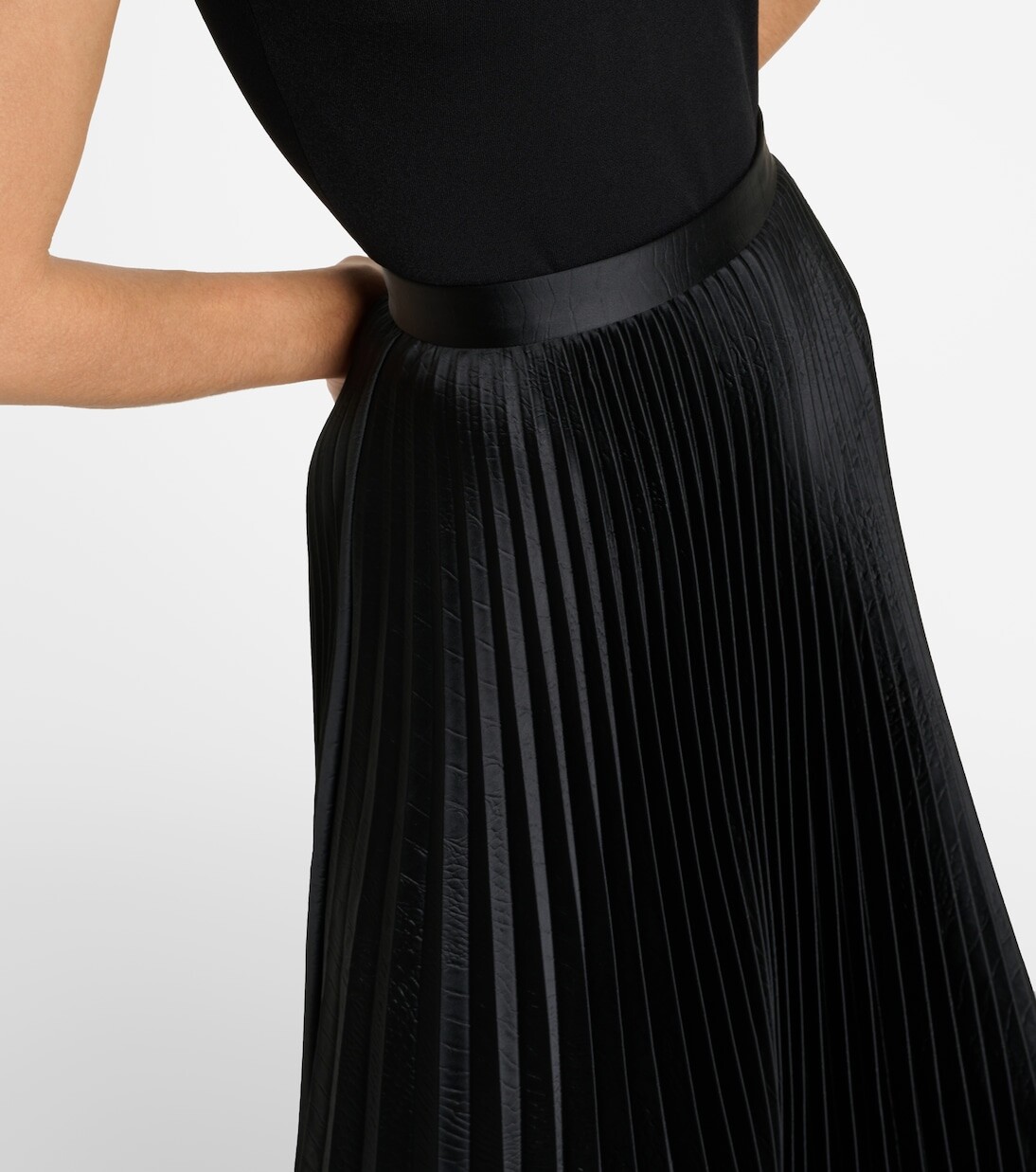 Плиссированная атласная юбка миди с эффектом крокодила Alaïa, черный — фото 4