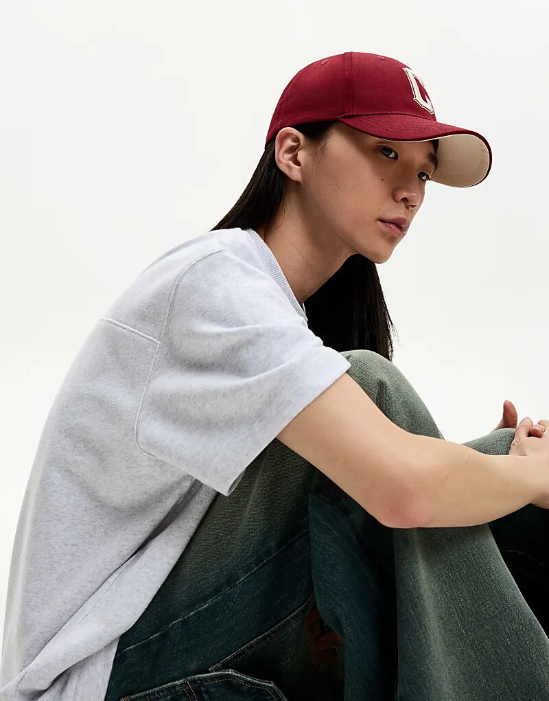 

Вышитая кепка Bershka бордового цвета