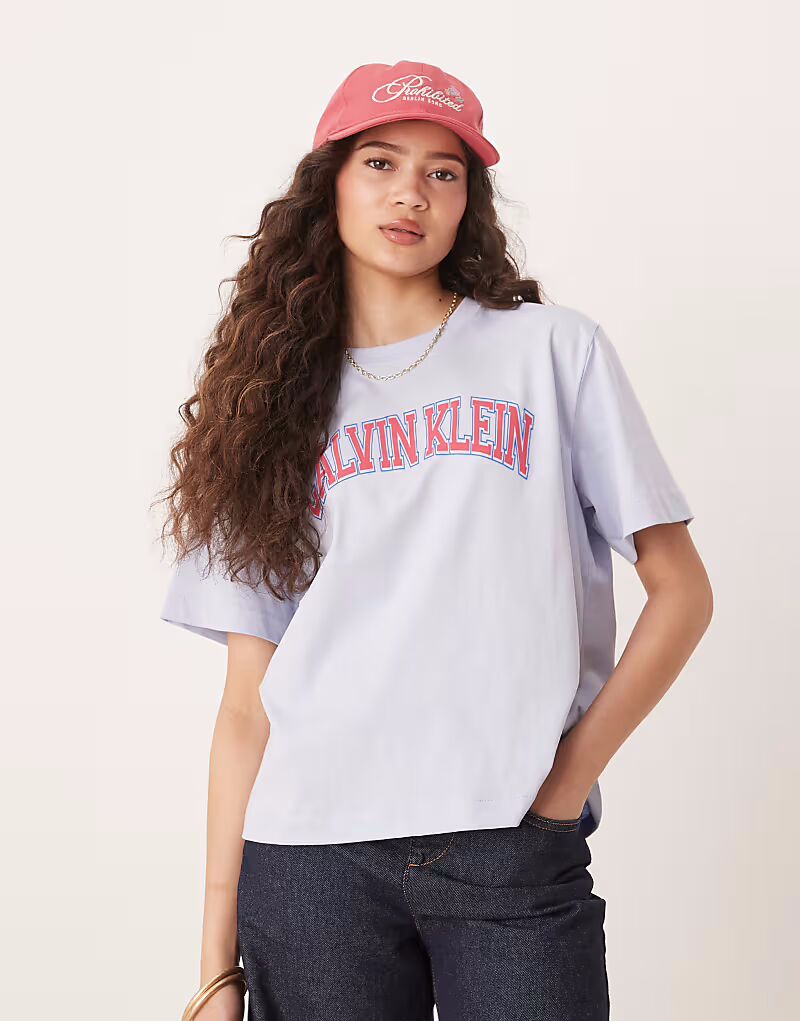 

Футболка Calvin Klein varsity нежно-голубого цвета Calvin Klein Jeans