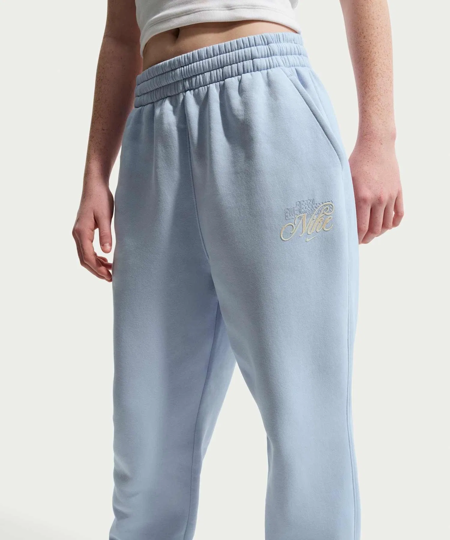Детские флисовые свободные брюки Nike Sportswear Club с графическим принтом IF1728-057 Ghost — фото 2