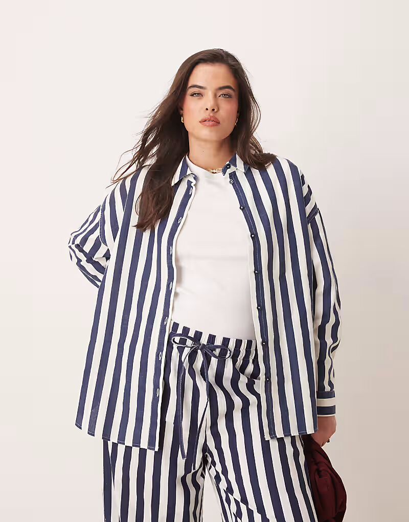 

Рубашка свободного кроя из льняного материала ASOS DESIGN Curve в темно-синюю полоску