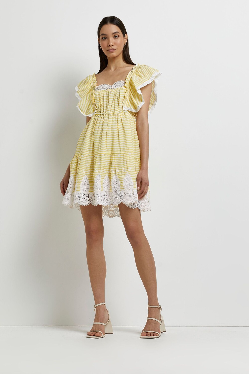 

Желтое летнее мини-платье с кружевной отделкой River Island, желтый