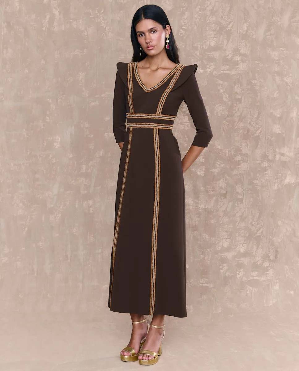 

Миди-платье, украшенное декоративной фурнитурой и V-образным вырезом MIPHAI, коричневый