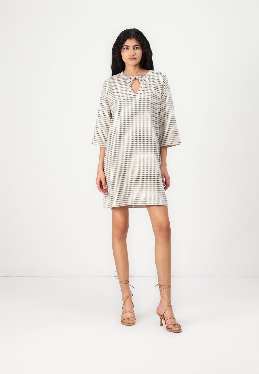 

Повседневное платье RIANNA TIE NECK DRESS Aware, кремовый