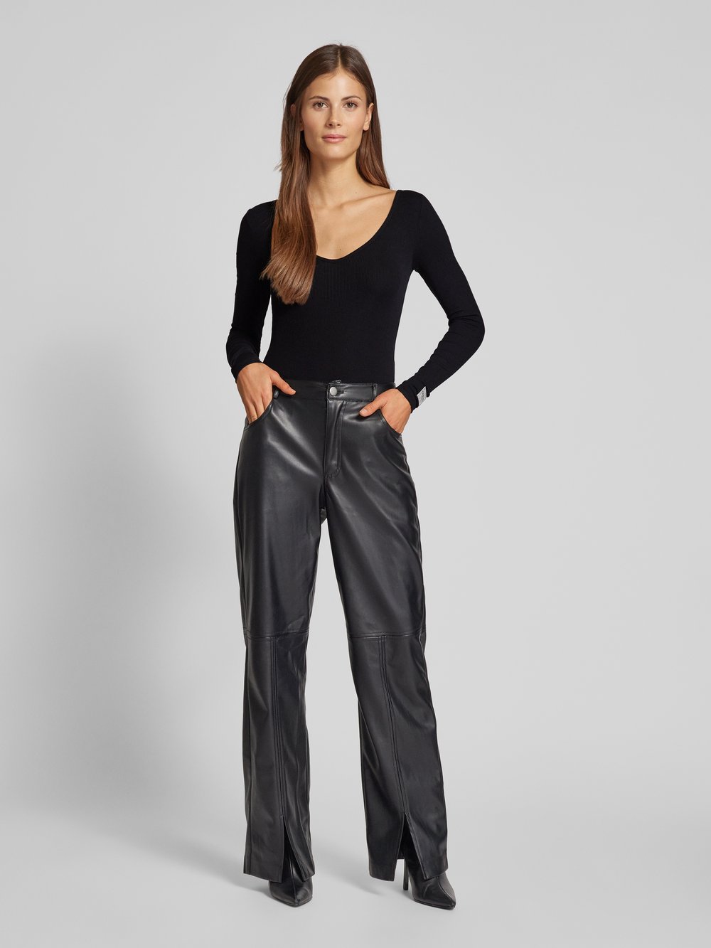 

Боди с V-образным вырезом, модель «TESSA» Guess, черный