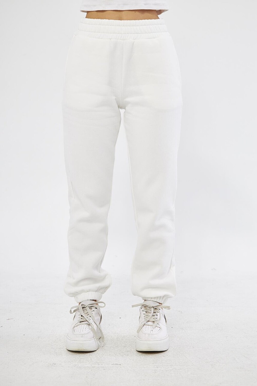 

Белые женские спортивные штаны на резинке Chandraswear