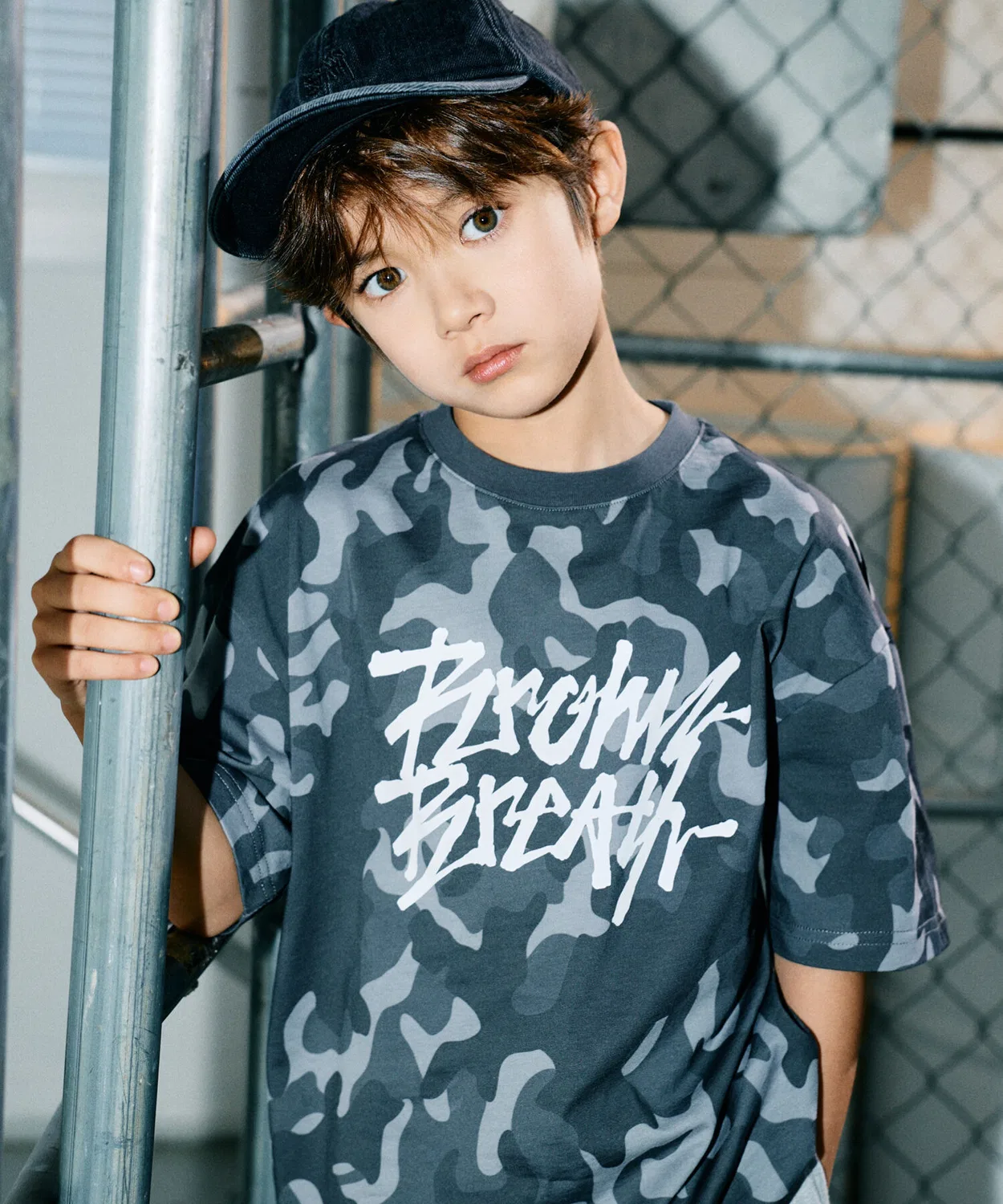 Детская футболка с камуфляжной биркой чёрная от Brownbreath Kids