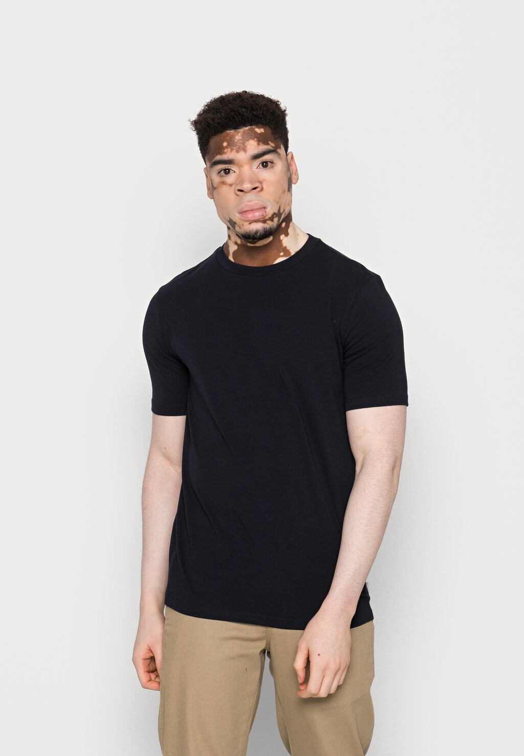 

Базовая футболка CLASSIC CREWNECK TEE Scotch & Soda, цвет night
