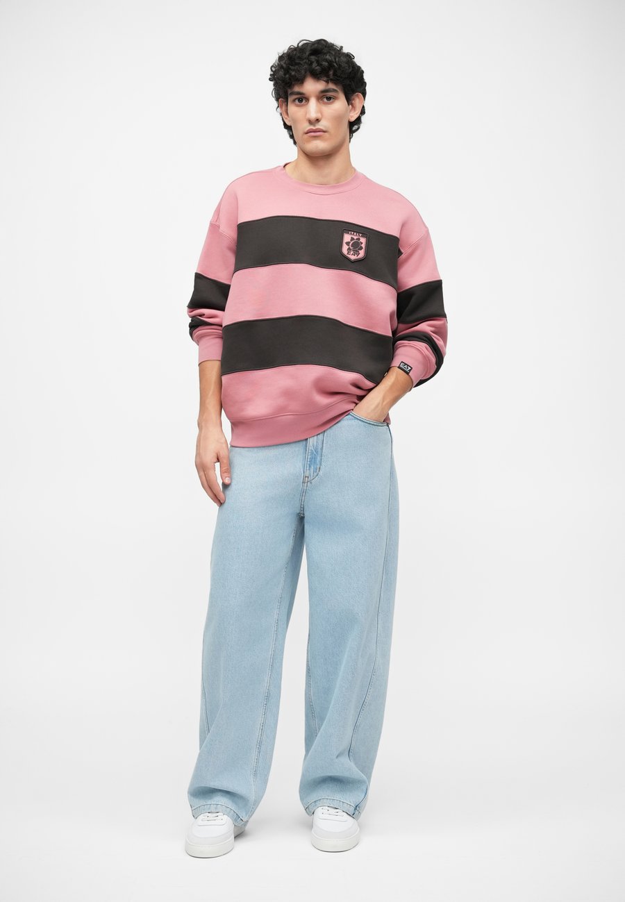 

Толстовка EA7 Emporio Armani TRAIN CLUB HOUSE RUGBY UNISEX, Pink/Brown/Pink, Коричневый, Толстовка EA7 Emporio Armani TRAIN CLUB HOUSE RUGBY UNISEX, Pink/Brown/Pink