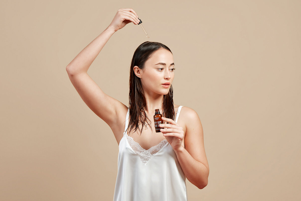 Veoli Botanica, Нормализующее и успокаивающее водное средство для мытья головы Hair The Balance с 3% Polyplant Hair и 3% Prorenew Complex Clr, 50 мл — фото 3