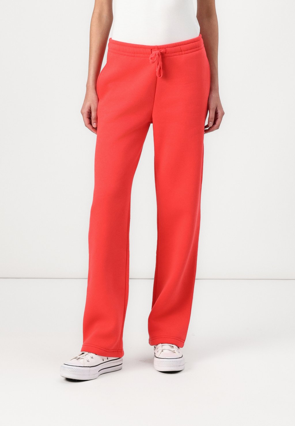 

Спортивные штаны BASIC STRAIGHT Gina Tricot, красный