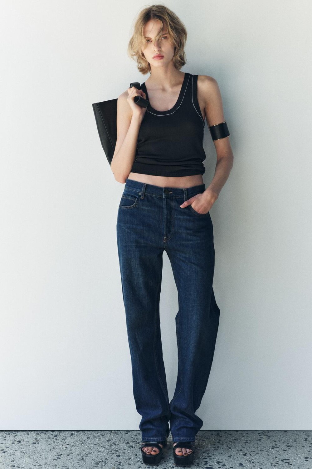 

Однотяжной трикотажный топ с контрастной отделкой ZARA, черный