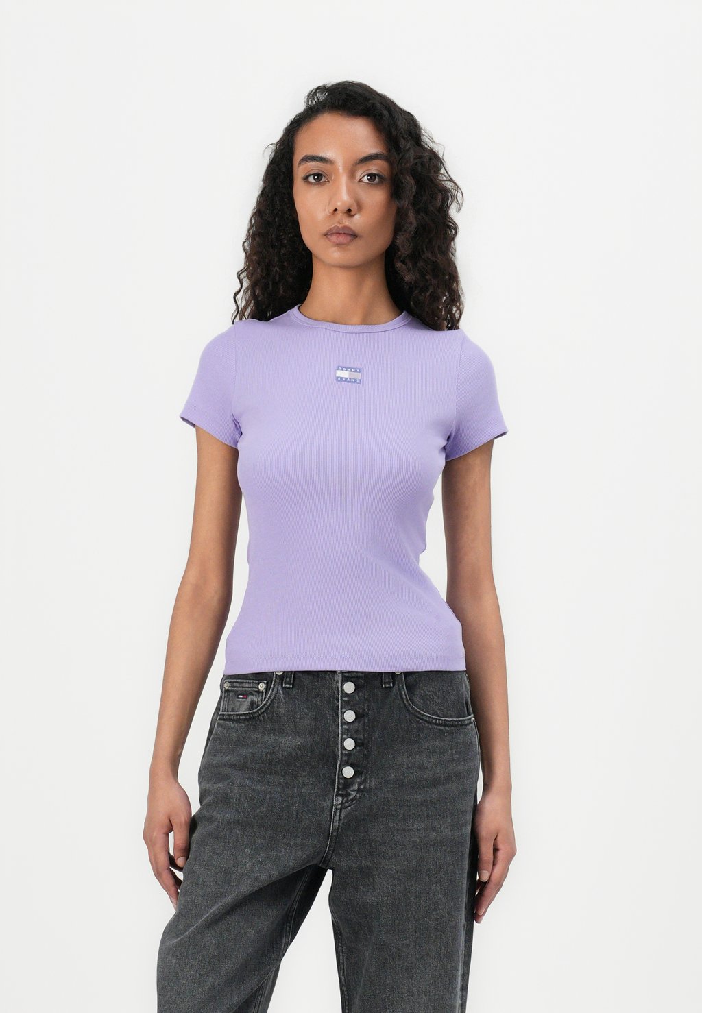 

Базовая футболка TJW SLIM BADGE TEE Tommy Jeans, сиреневый