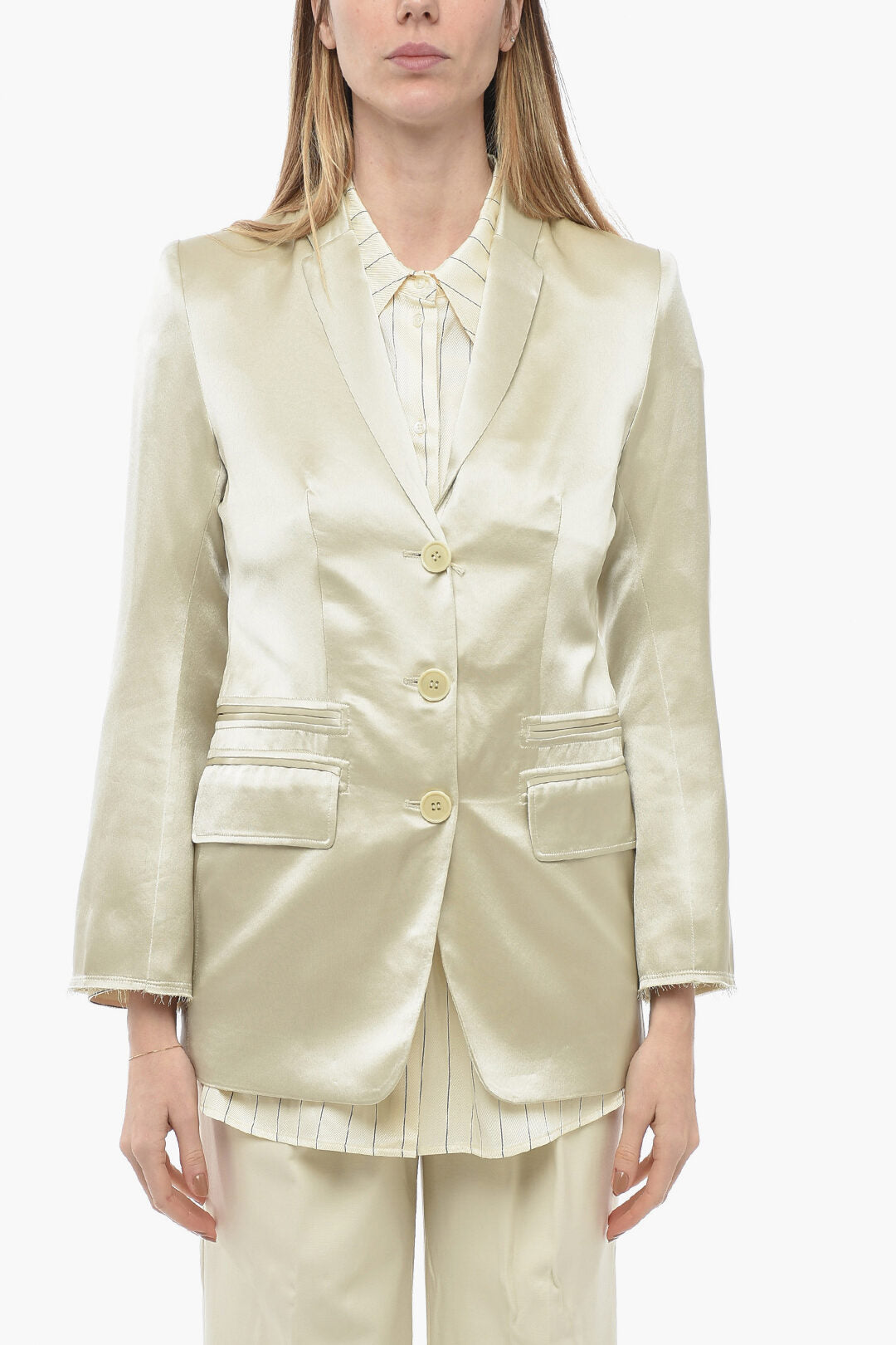 

От Malene Birger Атласный многокарманный блейзер с необработанными краями 40-го итальянского размера By Malene Birger, золотой