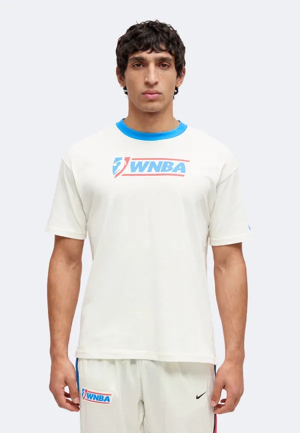 Футболка Nike Performance Wnba Tee Legends Print T-Shirt, цвет парусный/светло-фото-голубой