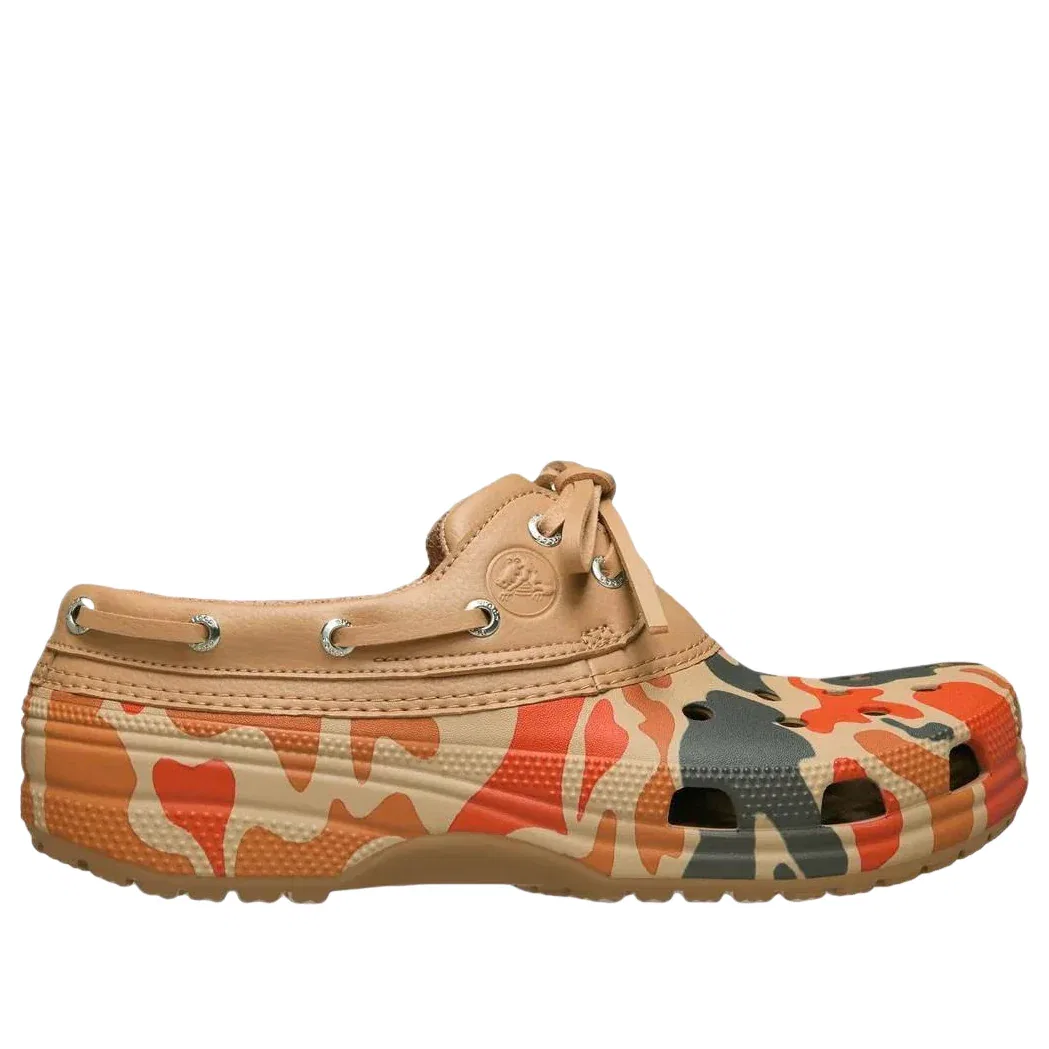 Классические мокасины Crocs Duck Camo, цвет tan — фото 2
