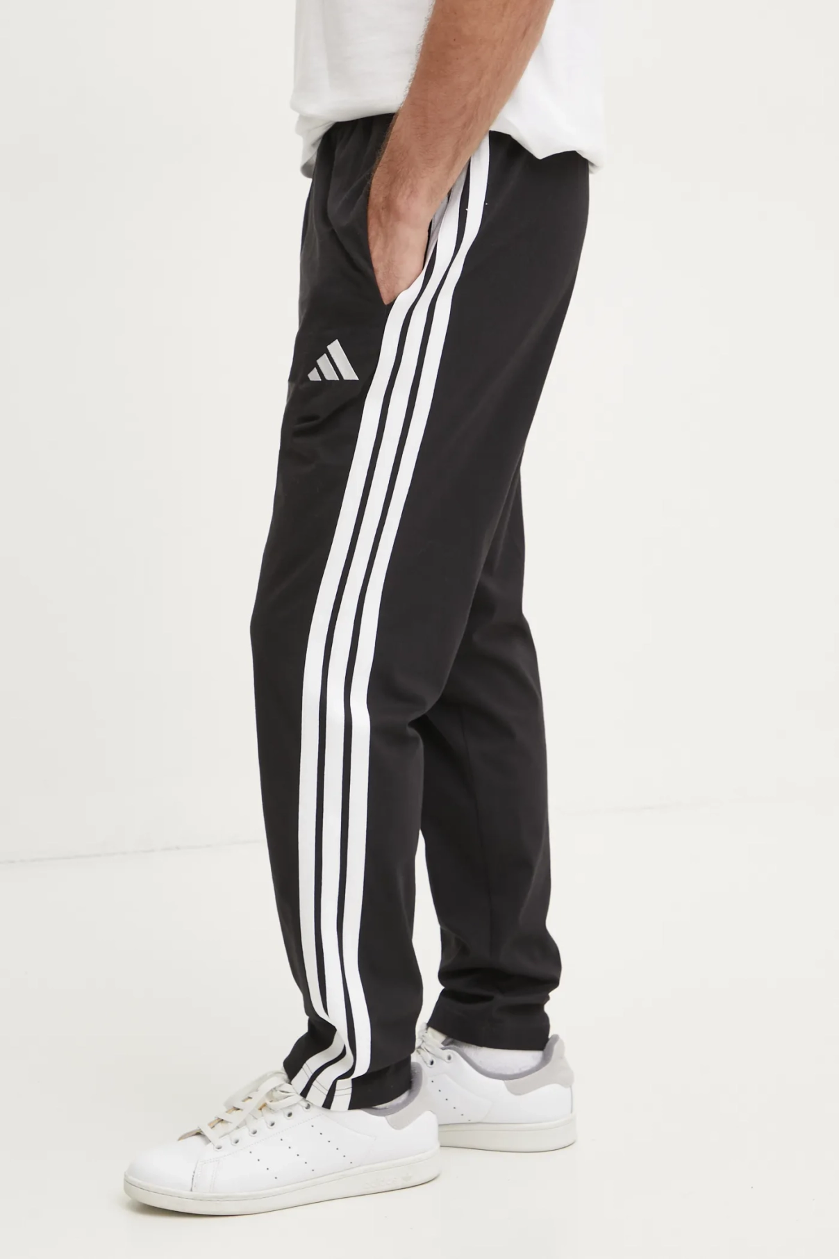 

Спортивные брюки Essentials adidas, черный