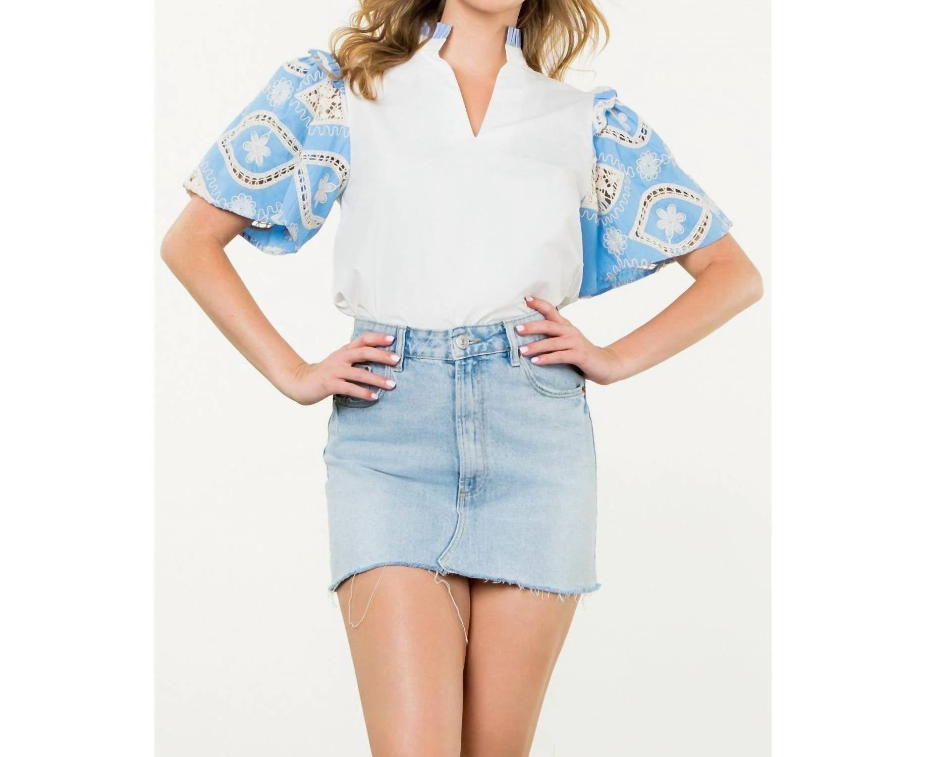 

Топ из поплина с вышивкой на рукавах в светло-голубом цвете THML