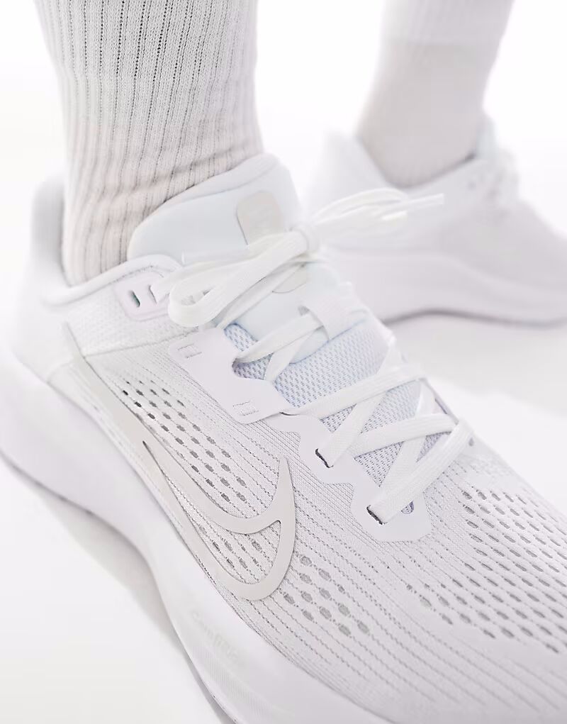 Кроссовки Nike Running Quest 6 белого и серого цвета — фото 4