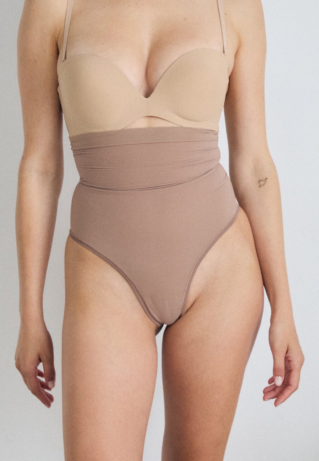 

Стринги EVERYDAY SEAMLESS HIGH WAISTED THONG Spanx, бежевый