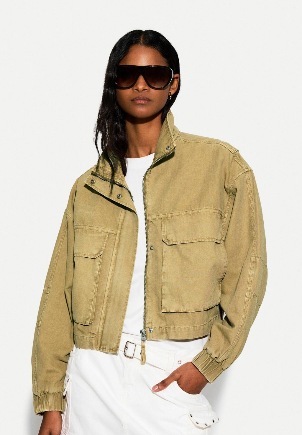 

Куртка-бомбер PATCH POCKETS Bershka, хаки