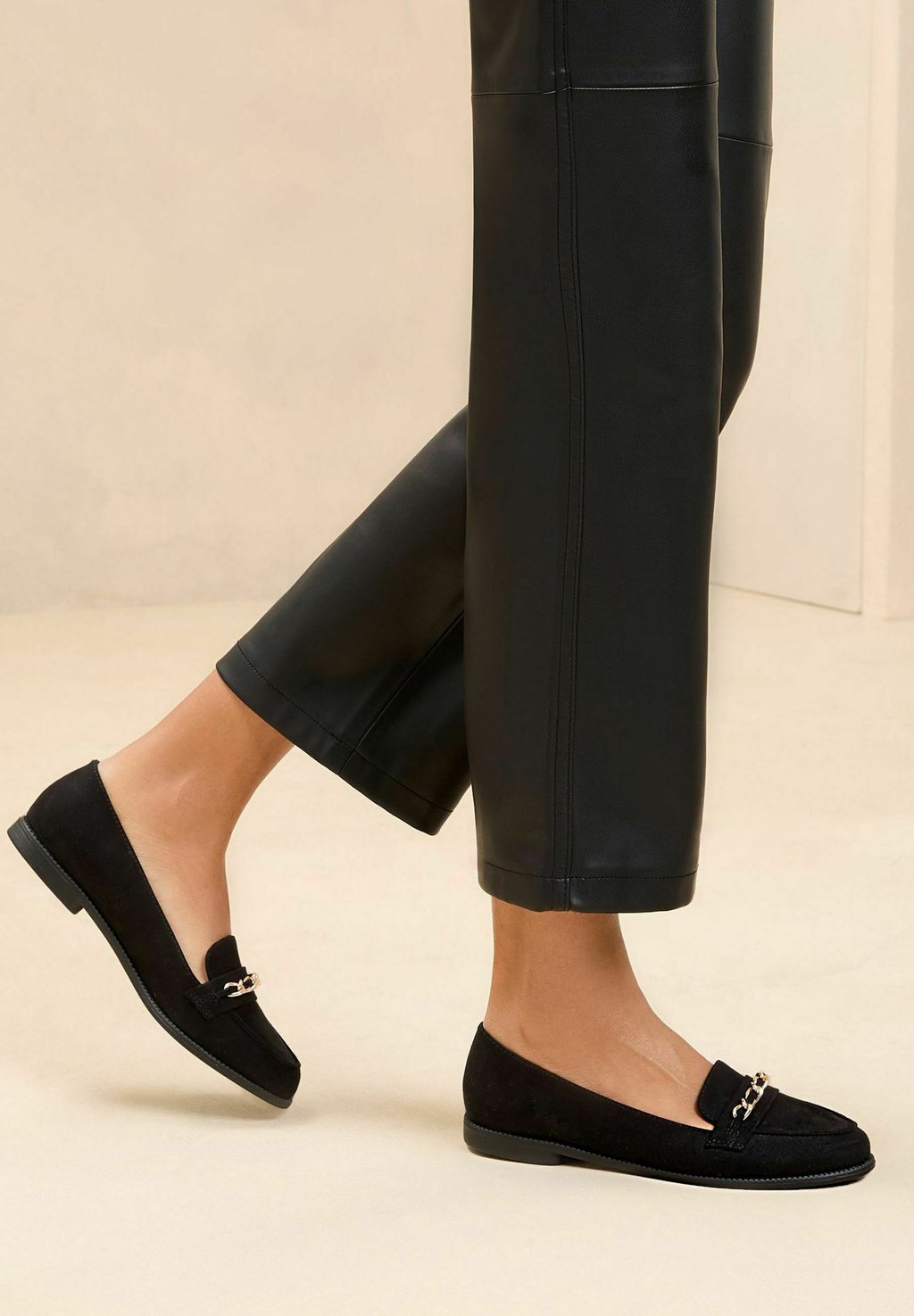 Слипоны WIDE FIT - FLAT SLIP ON CHAIN TRIM LOAFERS Lipsy, черный
