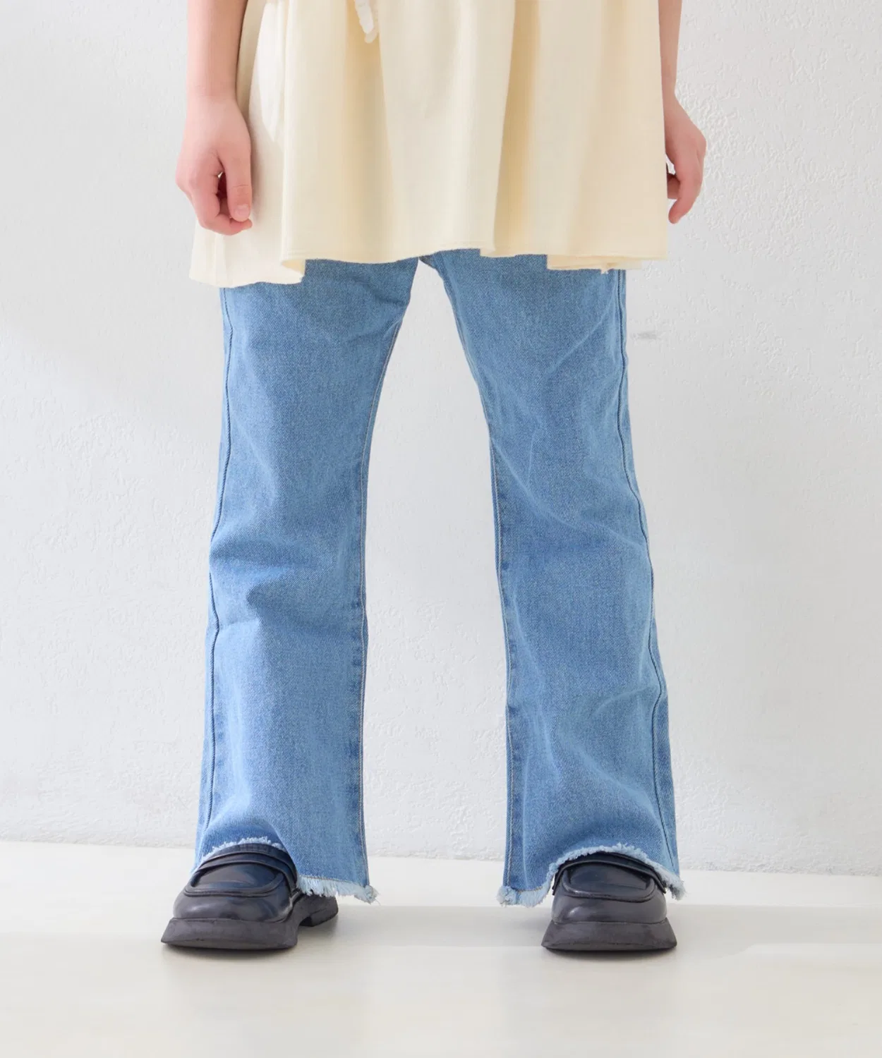 Детские джинсы клеш с бахромой TYPY DENIM, цвет тёмно-синий — фото 3
