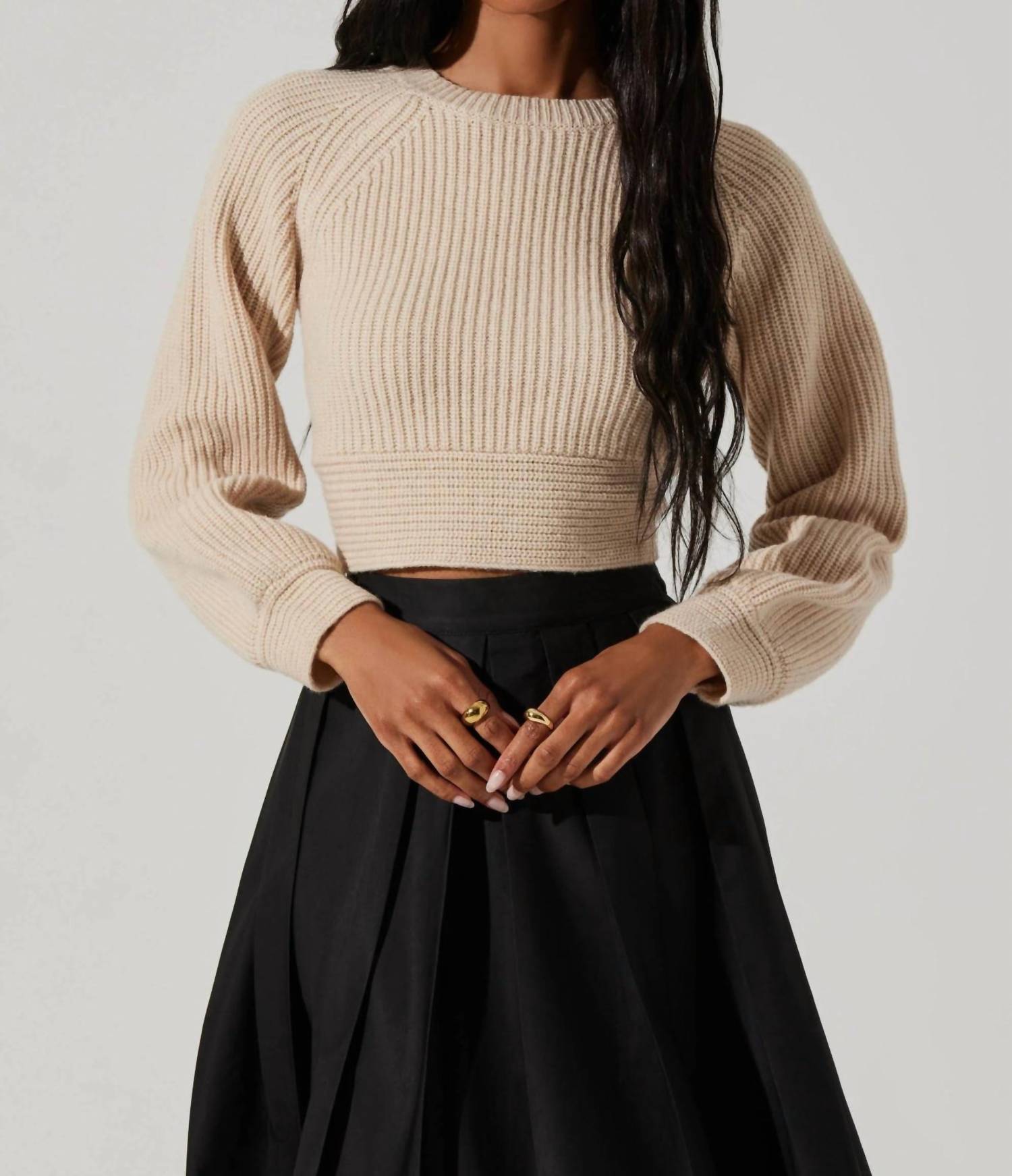 

Свитер Eila с бантом на спине укороченный из шерстяной смеси в кремовом цвете ASTR