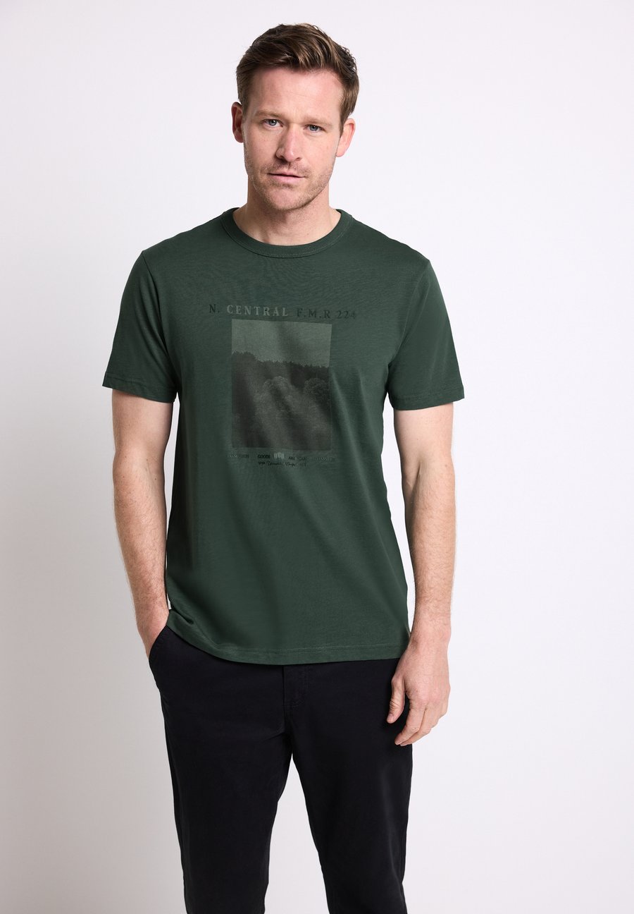 

Футболка Street One MEN MIT FOTO, Grün/Dark Green, Зеленый, Футболка Street One MEN MIT FOTO, Grün/Dark Green