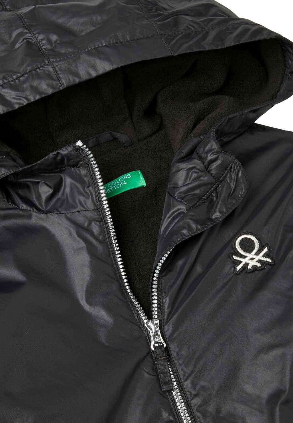 

Межсезонная куртка WITH HOOD AND WELT POCKETS AT FRONT LOGO PATCH United Colors of Benetton, черный