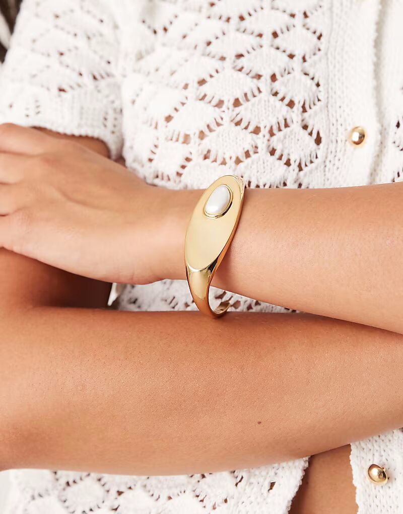 

Премиальный браслет с покрытием из 14-каратного золота и отделкой из искусственного жемчуга Asos Design