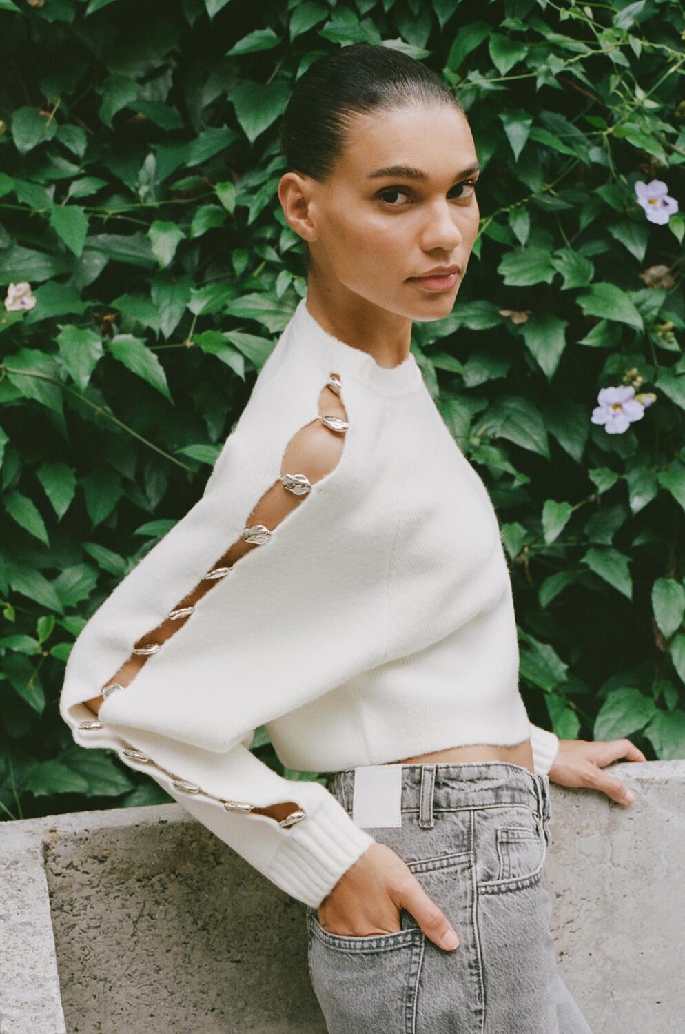 

Вязаный свитер с детали в виде мяча ZARA, белый