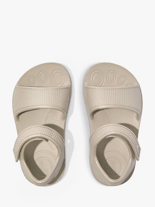 Детские сандалии Iqushion с задней застежкой и перламутровым покрытием FitFlop, Silver — фото 4