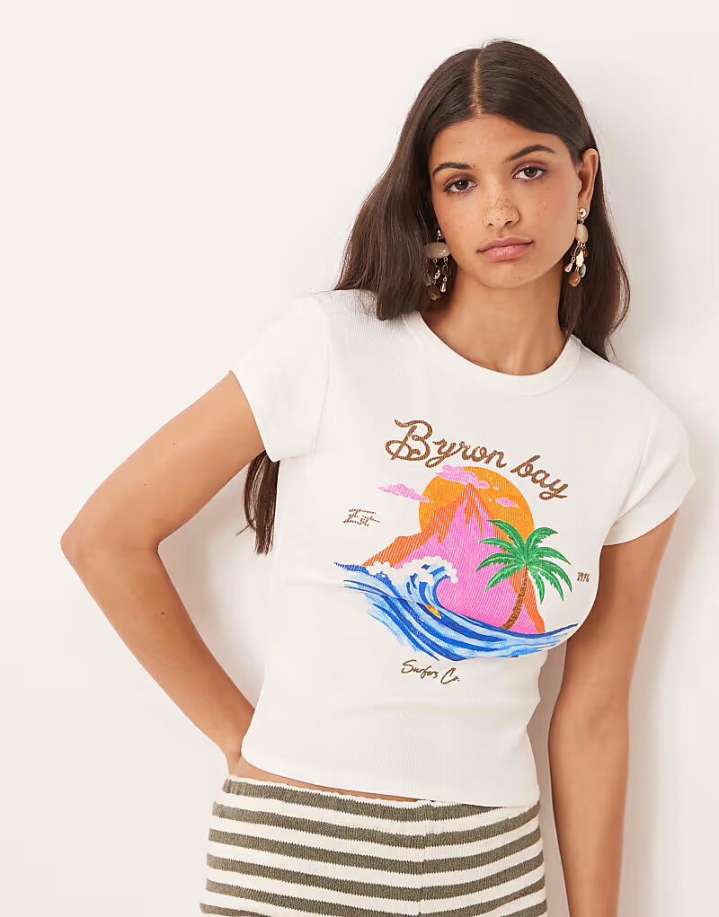 

Детская футболка ASOS DESIGN с рисунком Байрона Бэя кремового цвета