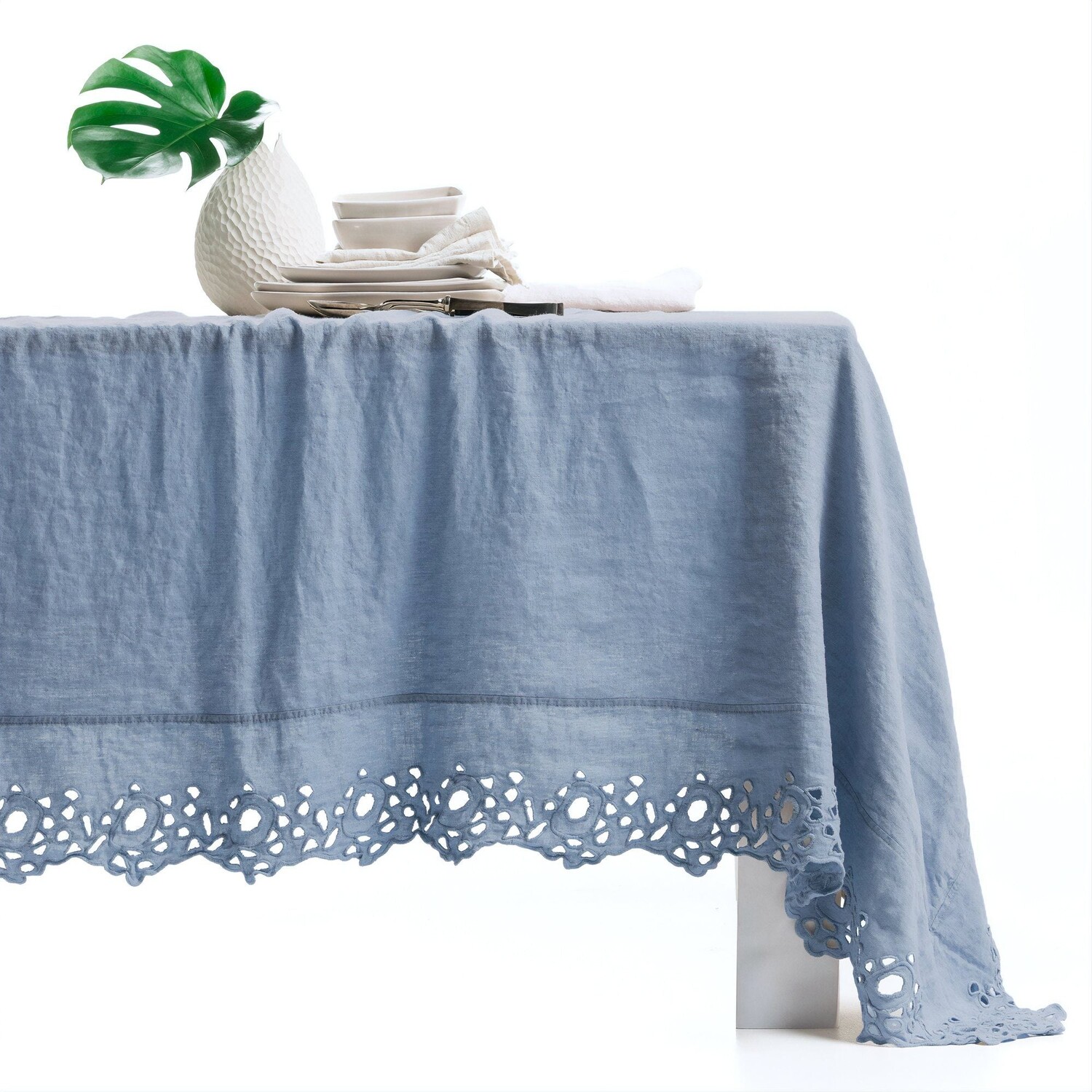 

Скатерть из чистого льна Stonewashed с вышитым воланом - Круги laFabbricadelLino, сахарная бумага