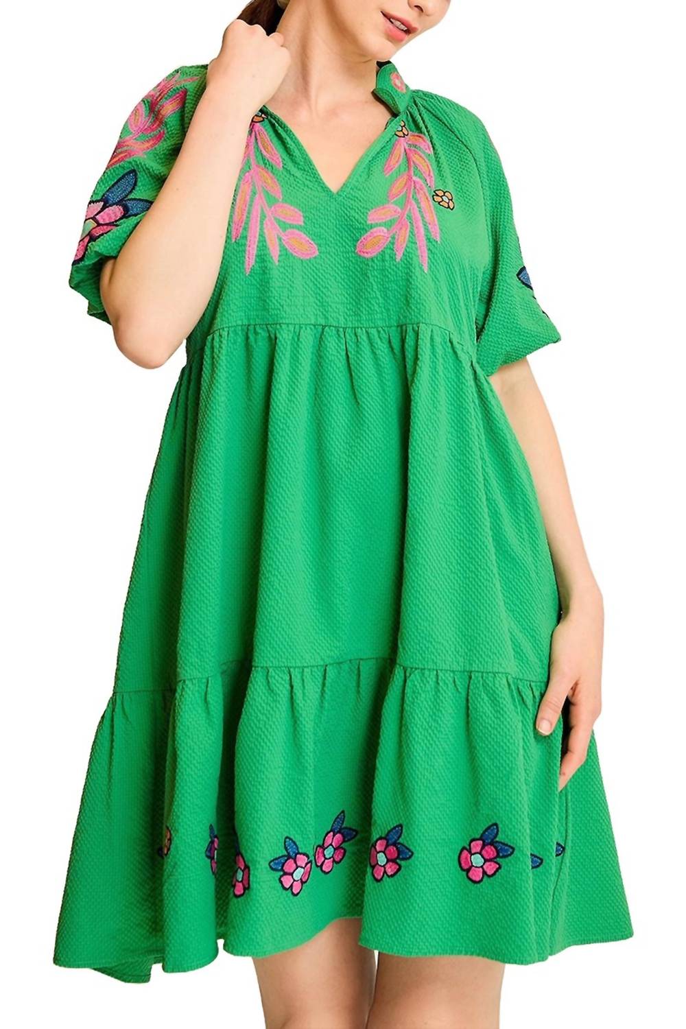 

Вышитое платье с V-образным вырезом в зеленом цвете Umgee