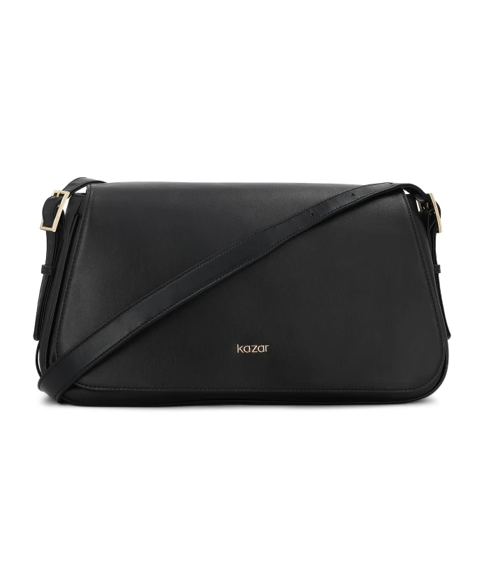 

Черная кожаная сумка с клапаном и регулируемым ремешком. Kazar, черный