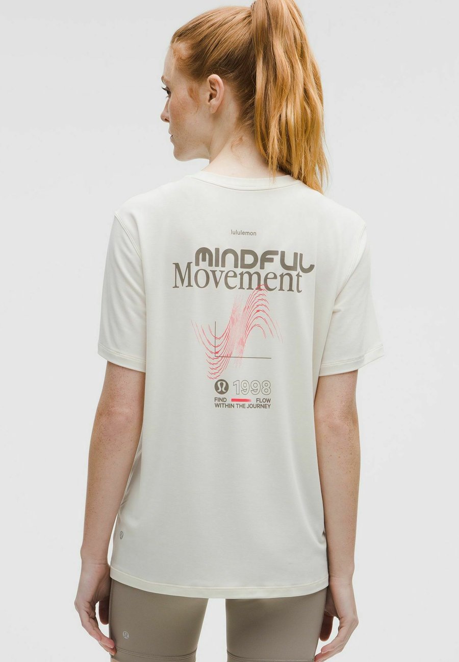 

Футболка lululemon TRAINING SHORT SLEEVE GRAPHIC, Light Ivory/White