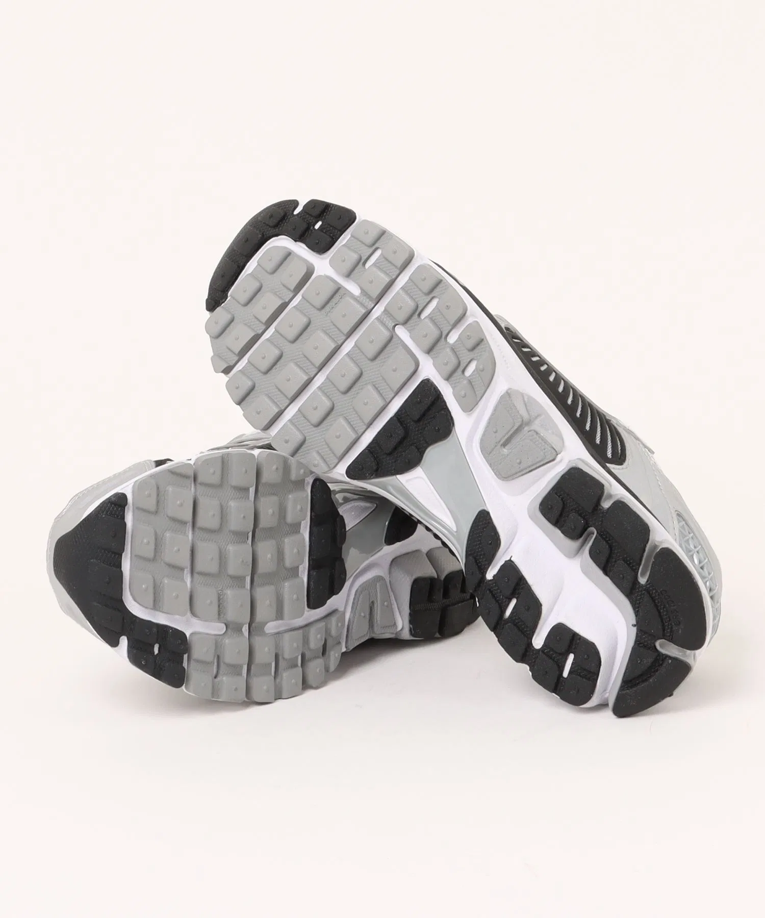 Мужские кроссовки NIKE ZOOM VOMERO 5 серебряные — фото 3