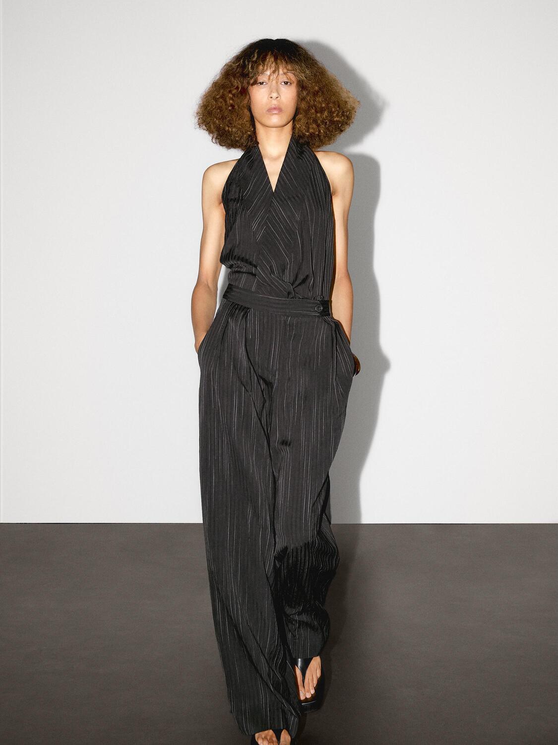 

Брюки с защипами и полосатым принтом Massimo Dutti, черный